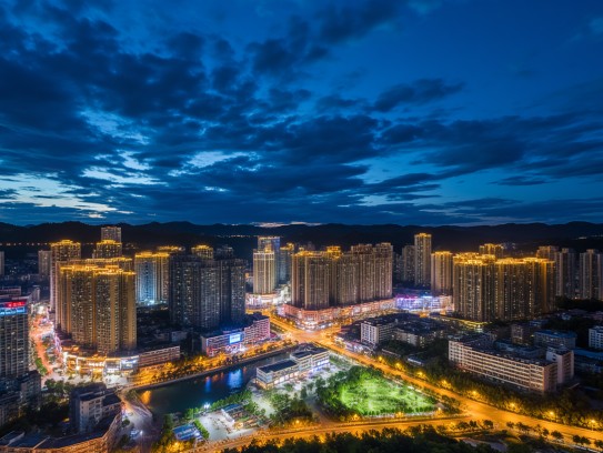 夜幕降临黔西南，服务员招聘热潮涌动——夜场服务员岗位等你来挑战！