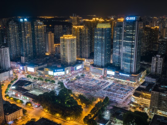 南宁夜幕下的灯火辉煌，探寻繁华背后夜场服务员招聘的热潮