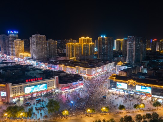 夜幕繁华招贤纳士，平凉夜场热聘服务员，成语风采尽显