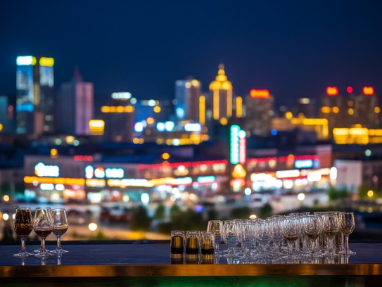 夜幕招贤，双鸭山舞动营销潮——揭秘夜场招聘营销成语魅力