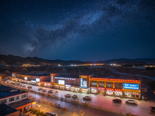 张掖夜幕招贤，成语夜场招聘，星光璀璨助力营销新篇章